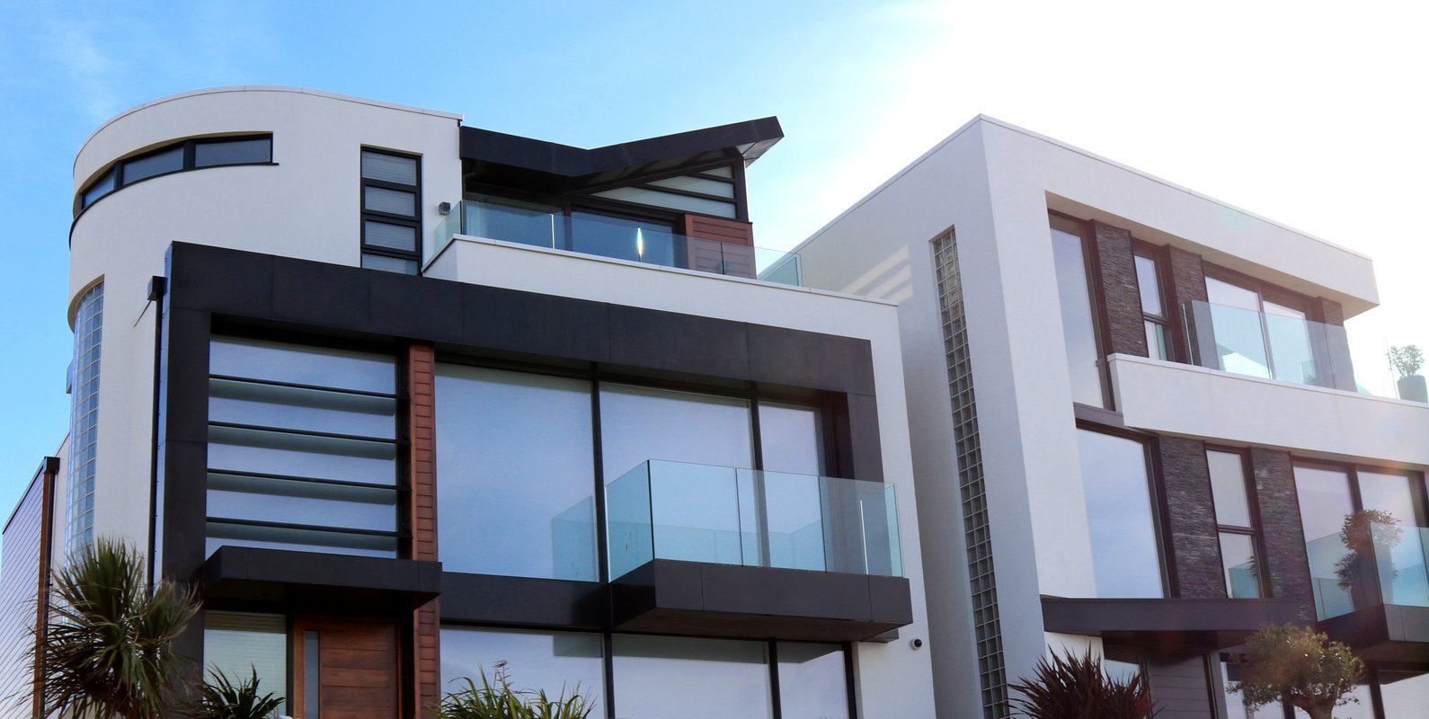 Modern residential design combines clean architectural lines, expansive glazing, and carefully coordinated structural systems to create functional, light-filled living spaces.